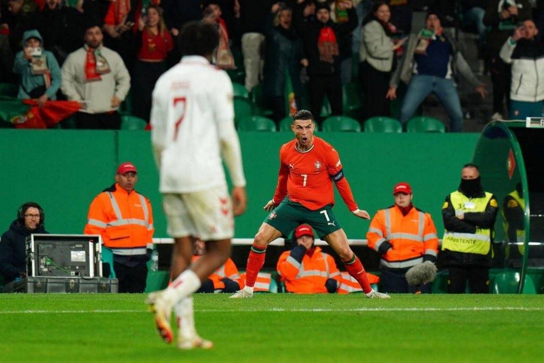 40岁C罗兑现承诺！补射破门打进生涯929球，当面教育曼联后辈射手